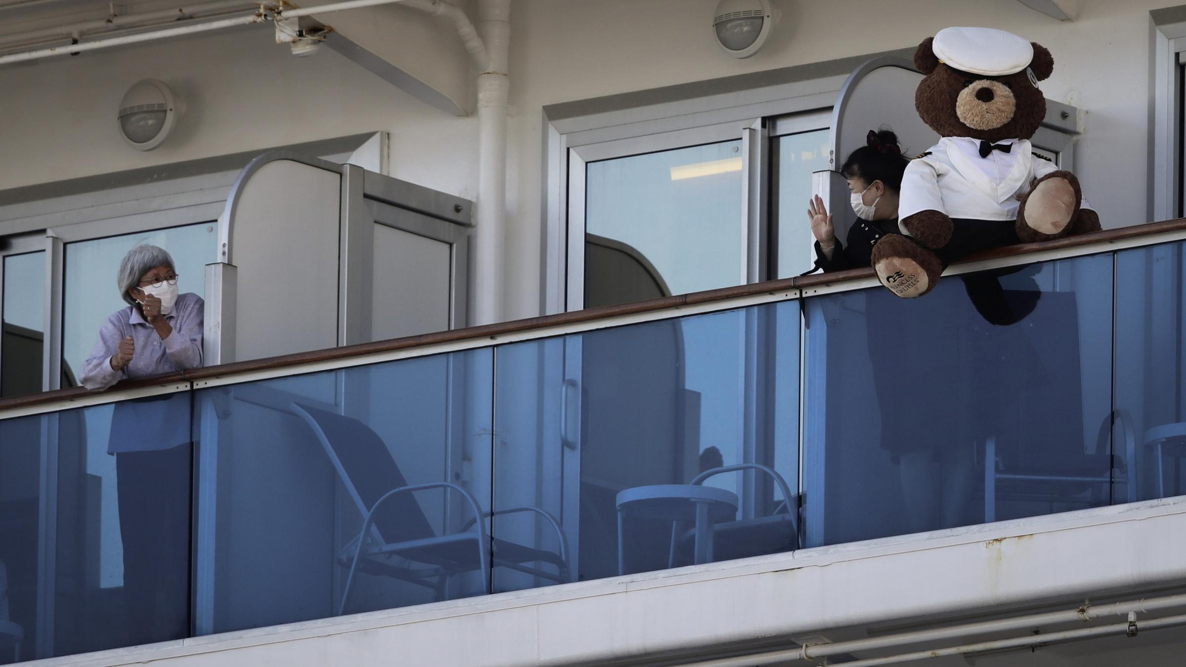 Valentine tren du thuyen co 218 nguoi nhiem virus corona o Nhat hinh anh