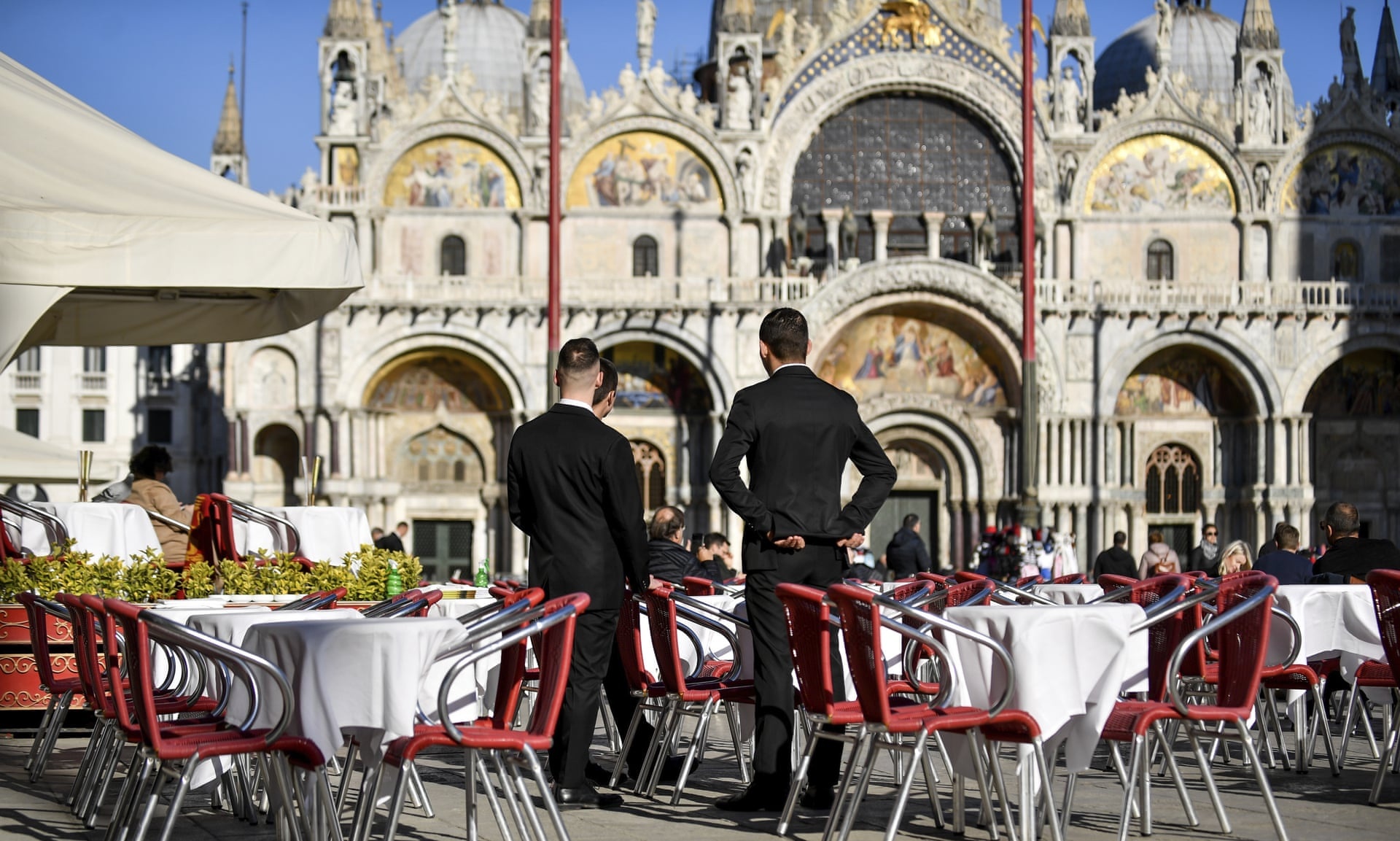 Virus corona bung phat o chau Au anh 4