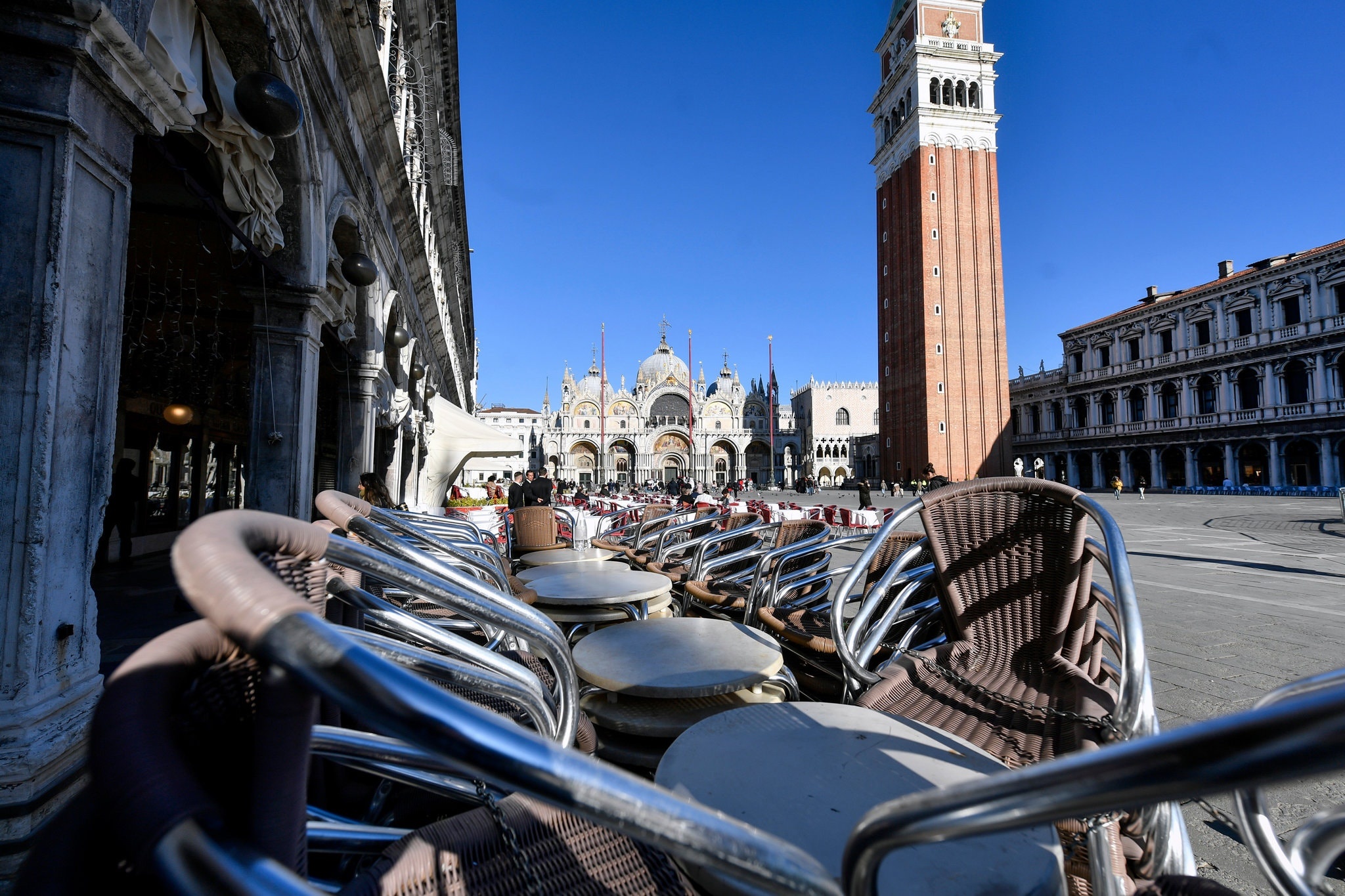 Virus corona bung phat o chau Au anh 6