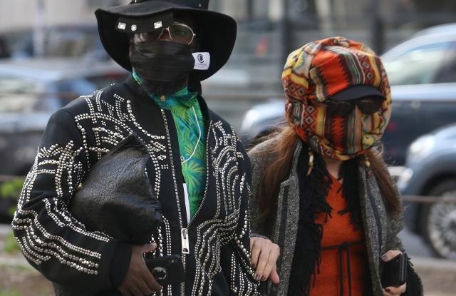 Khach du show nhiem virus, nganh thoi trang xa xi te liet vi Covid-19 hinh anh