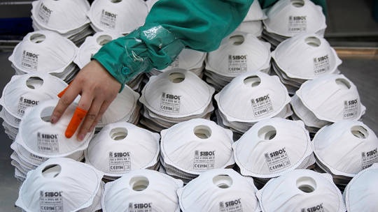 Trung Quoc gui 2 trieu khau trang, 50.000 bo xet nghiem toi chau Au hinh anh