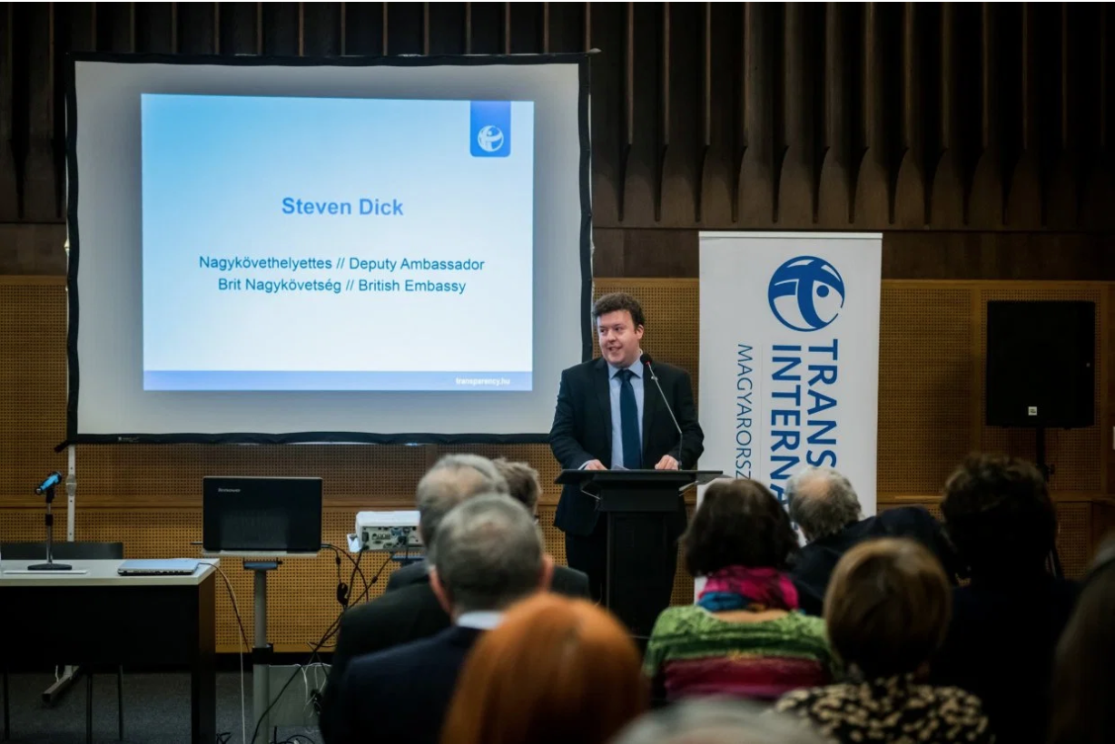 Pho dai su Anh chet vi Covid-19 anh 1