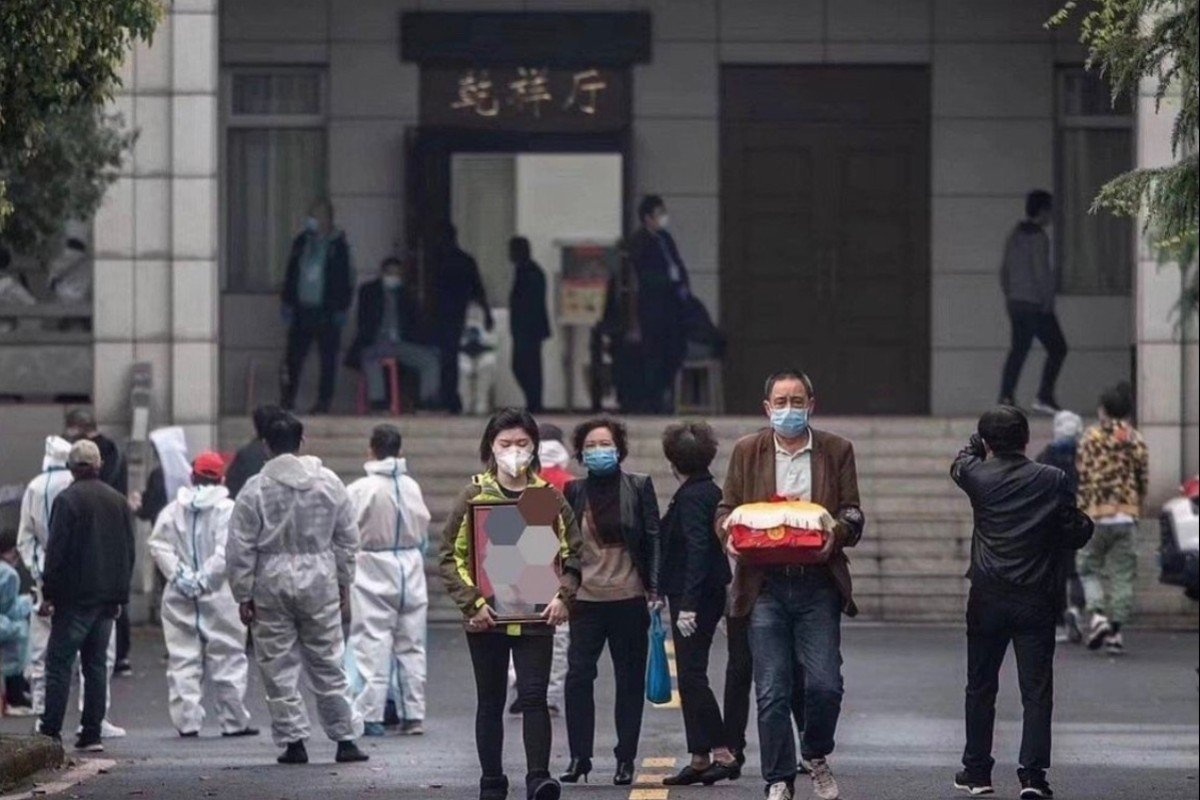 'Het nuoc mat roi' - nguoi Vu Han xep hang nhan tro cot sau dich benh hinh anh