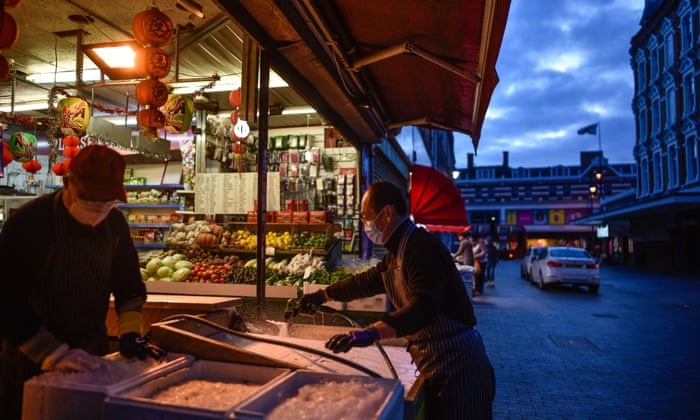 Chinh phu Anh lo lang dan bat dau 'nhon' lenh phong toa hinh anh