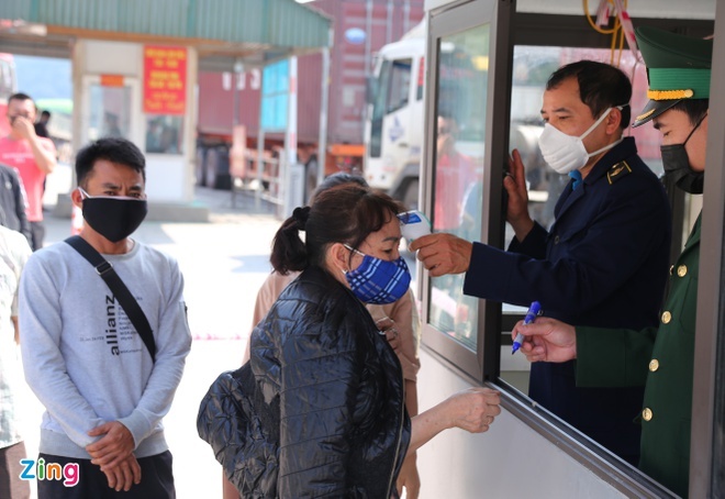 Lao dong cac cua khau tren tuyen bien gioi voi Viet Nam hinh anh