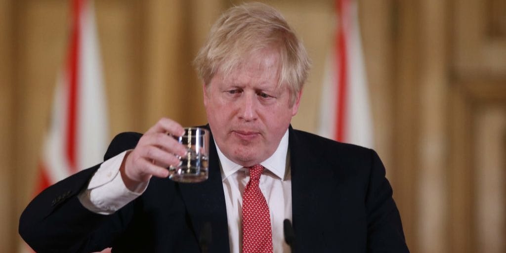 Thu tuong Anh Johnson van trong ICU, nhung da co the ngoi day hinh anh