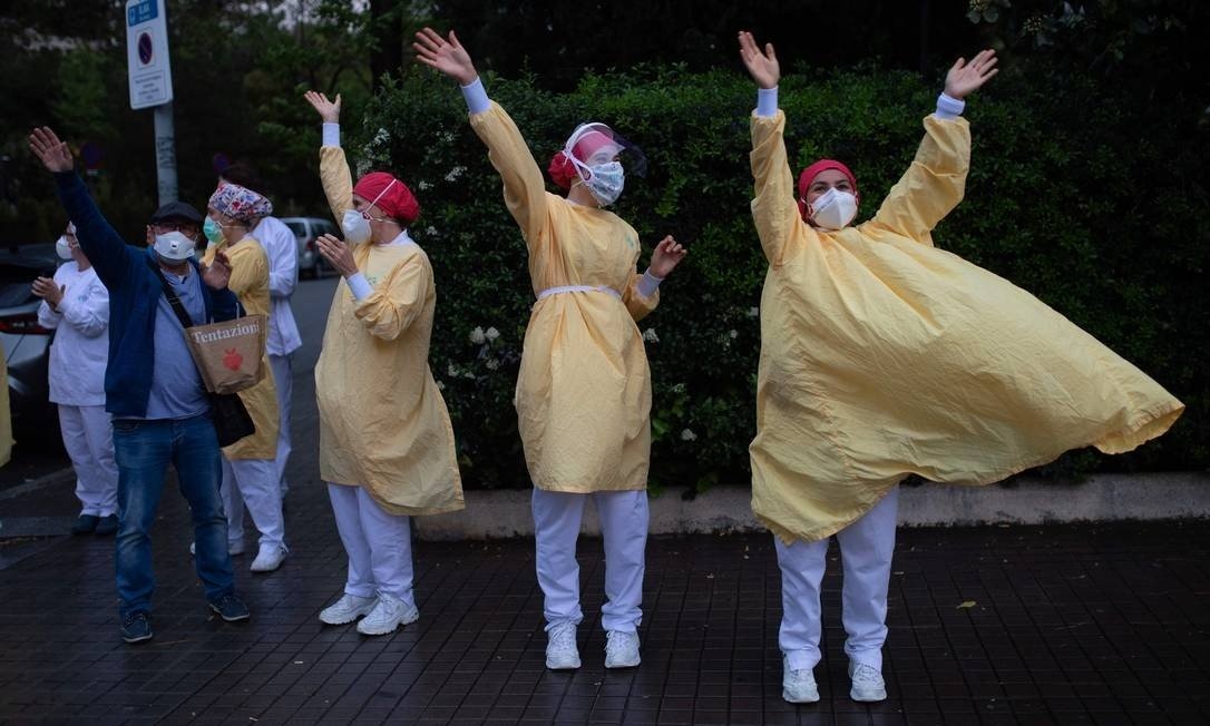 Ca nhiem sat moc 1 trieu, chau Au bi cuon sau vao tam bao dai dich hinh anh