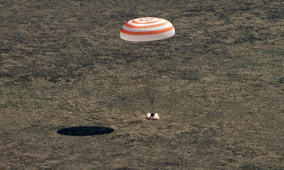 Phi hanh gia ISS tro ve trai dat anh 1