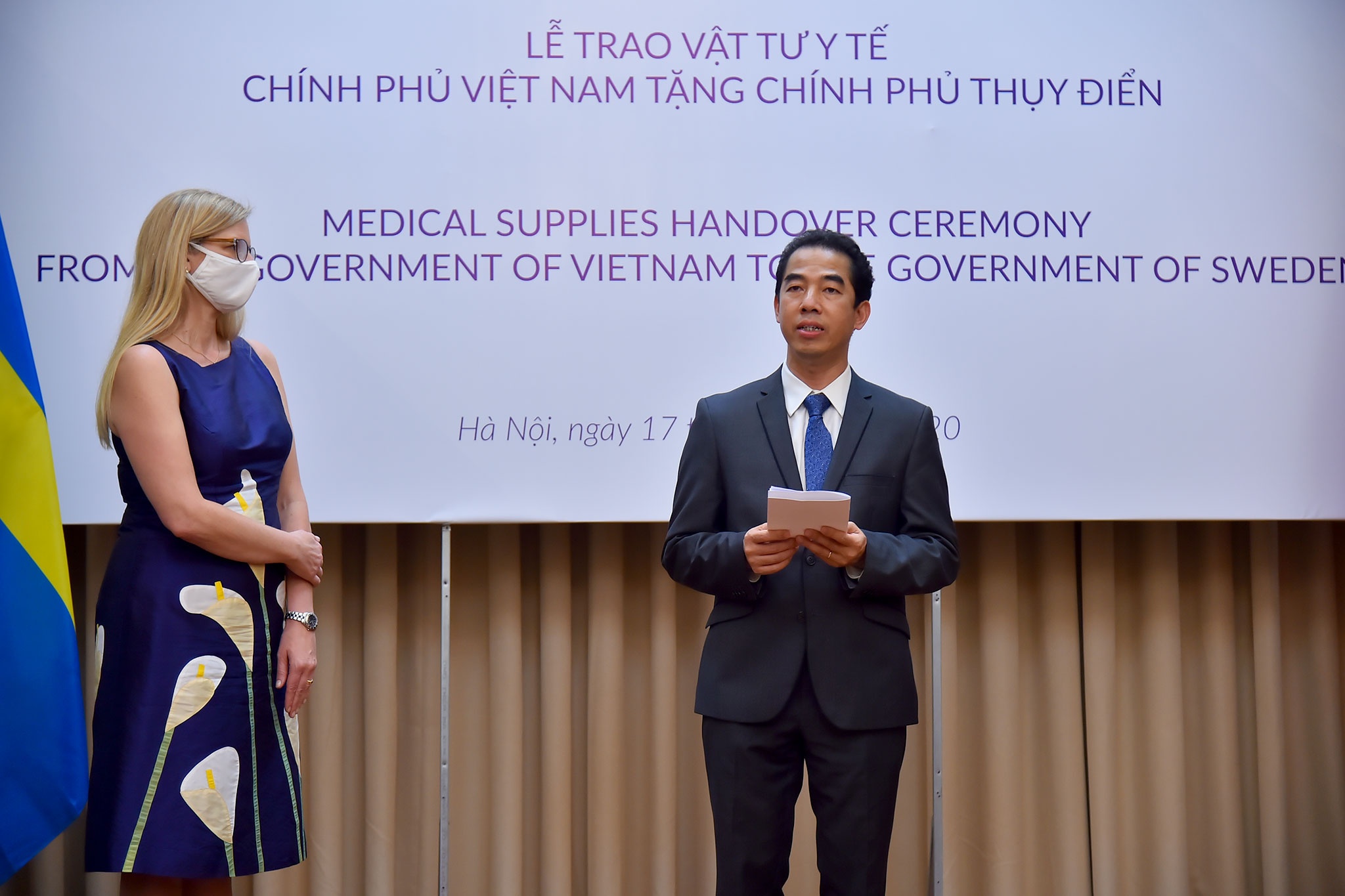 Viet Nam trao tang vat tu y te cho Thuy Dien anh 1