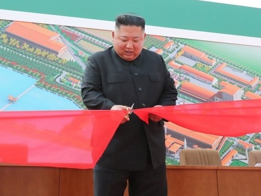 Nha lanh dao Trieu Tien Kim Jong Un bat ngo xuat hien hinh anh