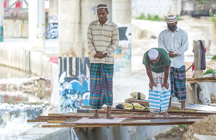 Malaysia phong toa, 1 trieu lao dong Indonesia lo thieu thuc an hinh anh