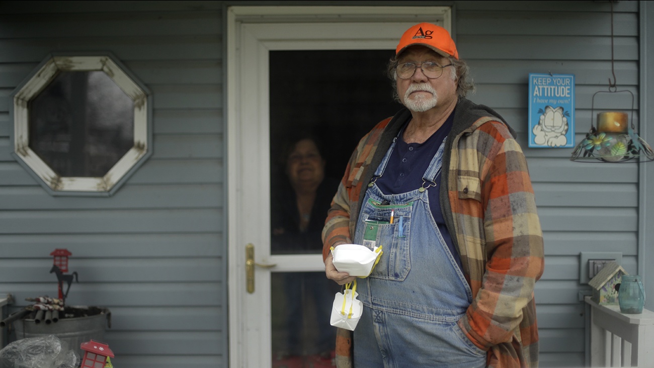 Thong doc Cuomo roi le sau khi New York duoc tang 1 chiec khau trang hinh anh