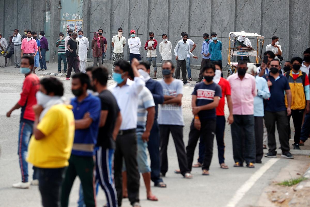 An Do noi phong toa, nguoi dan rong ran xep hang mua ruou hinh anh