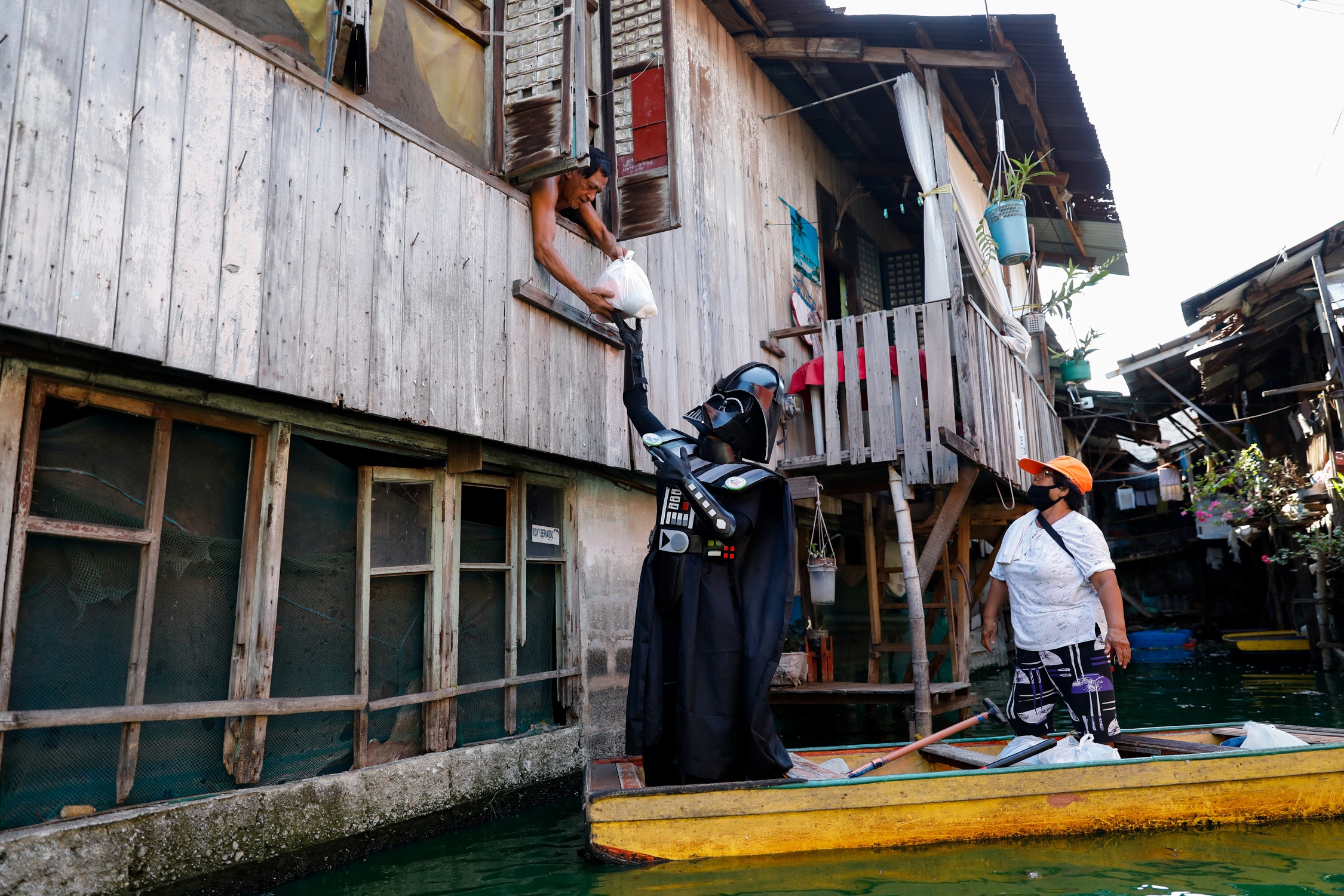 'Chua te hac am Darth Vader' canh giu phong toa o Philippines hinh anh