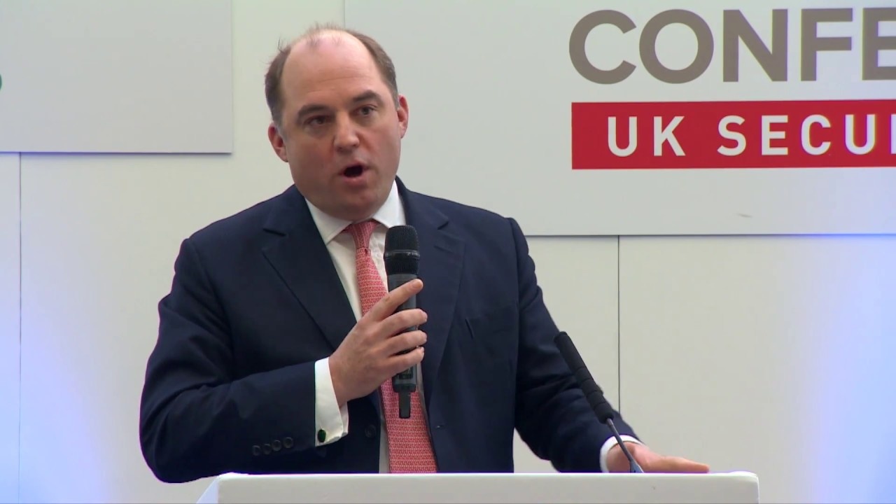 Bo truong Quoc phong Anh: TQ can tra loi ve su bung phat cua Covid-19 hinh anh