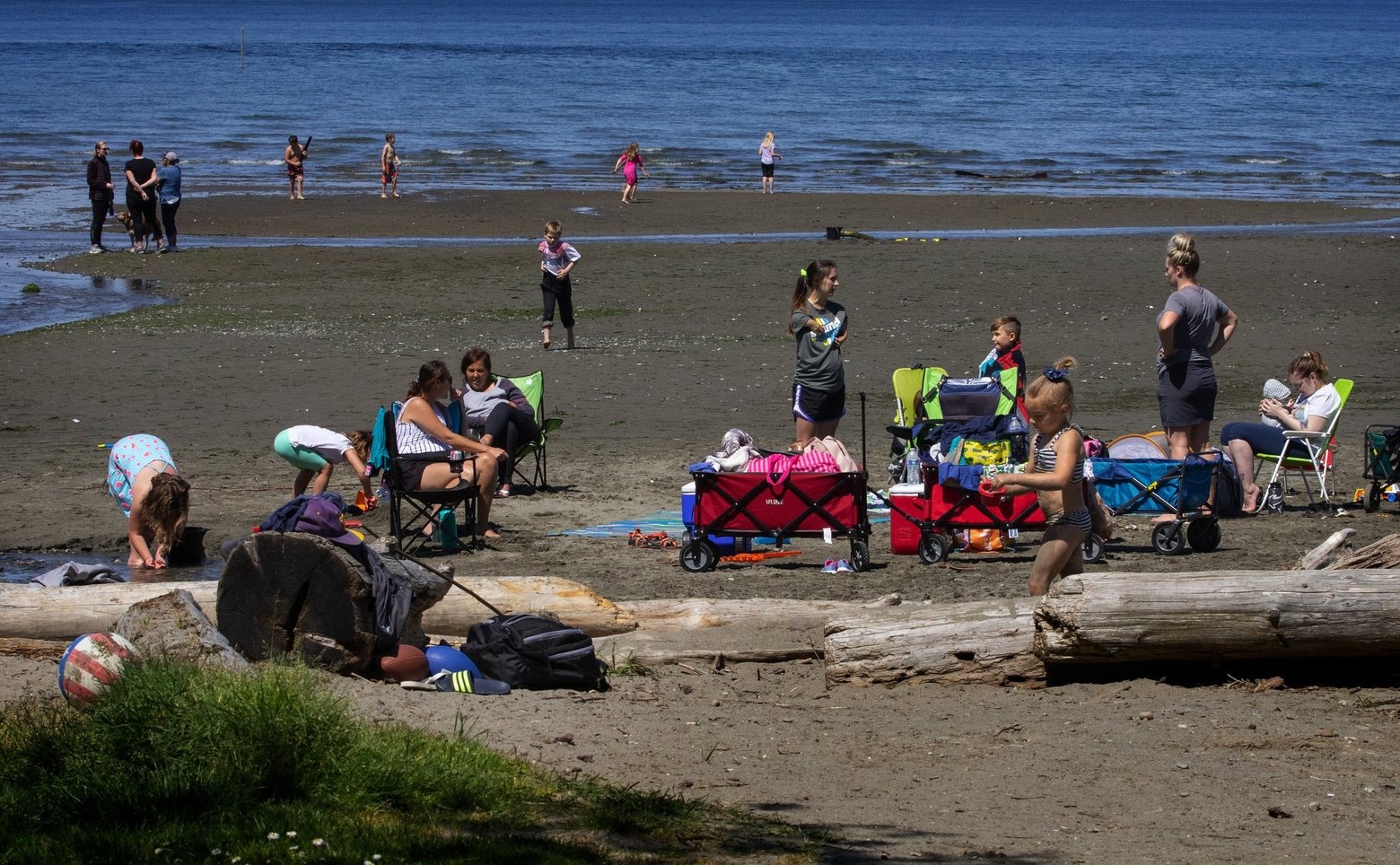 Tranh cai nhung bua tiec giup khach nhiem virus corona hinh anh