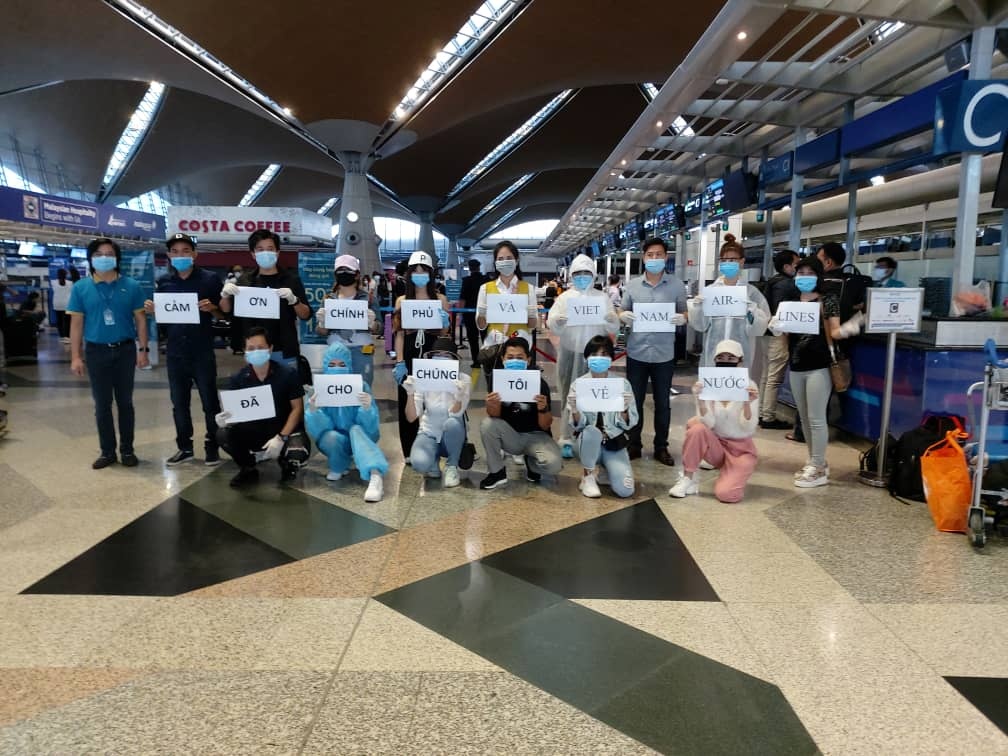 Dua nguoi Viet Nam o nuoc ngoai ve nuoc anh 1