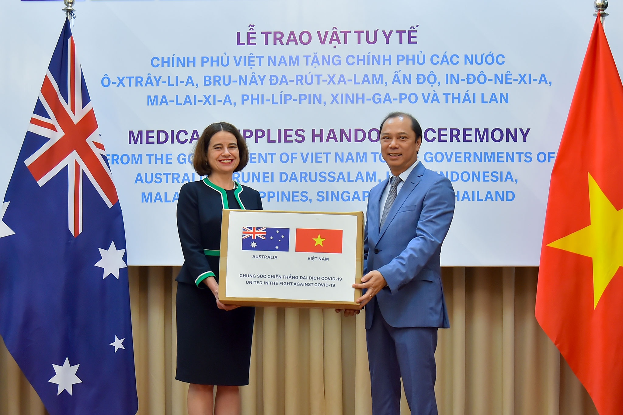 Viet Nam trao tang vat tu y te tri gia 420.000 USD ho tro 8 nuoc hinh anh