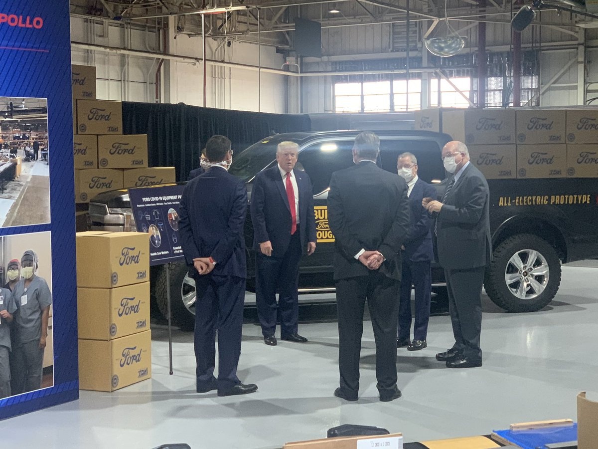 Trump deo khau trang anh 1