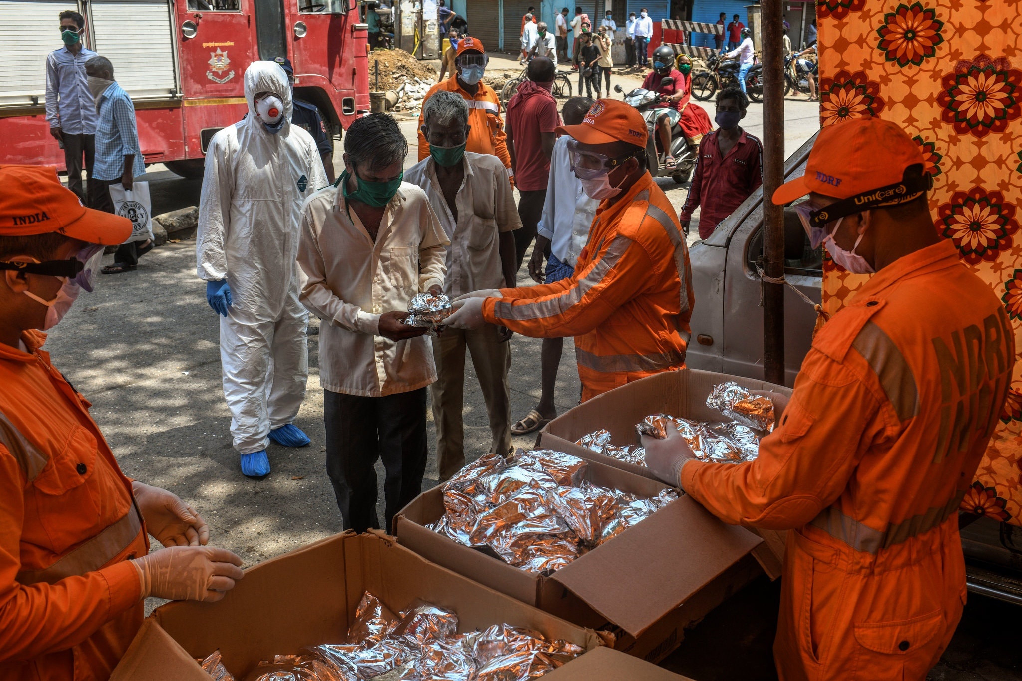 Dau bep New York tro giup dan ngheo An Do anh 1