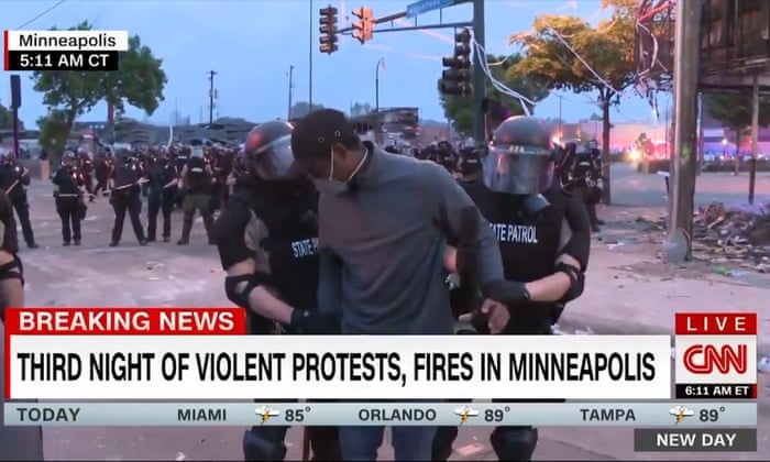 Phong vien da mau cua CNN bi canh sat bat khi dua tin bieu tinh hinh anh