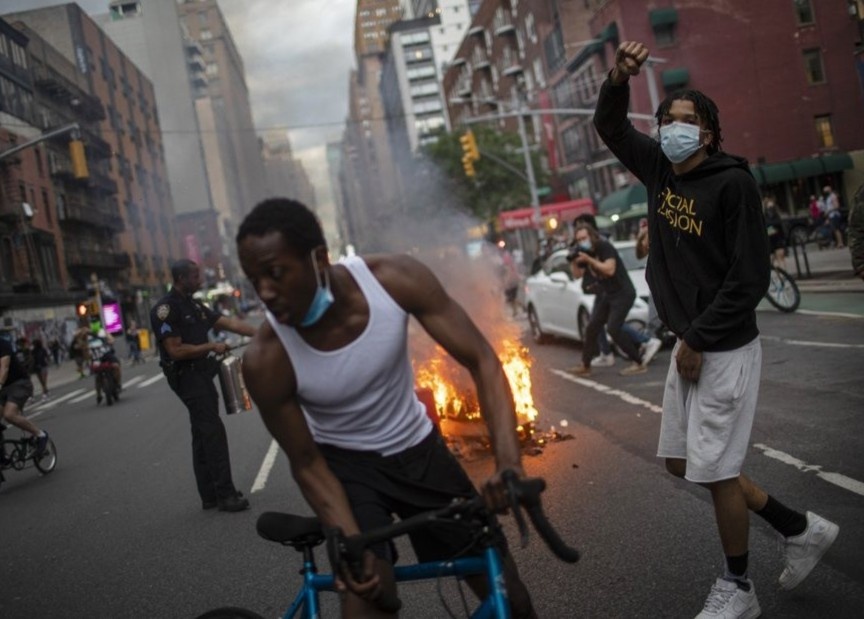 Nguoi bieu tinh dap pha, dot xe canh sat o New York hinh anh