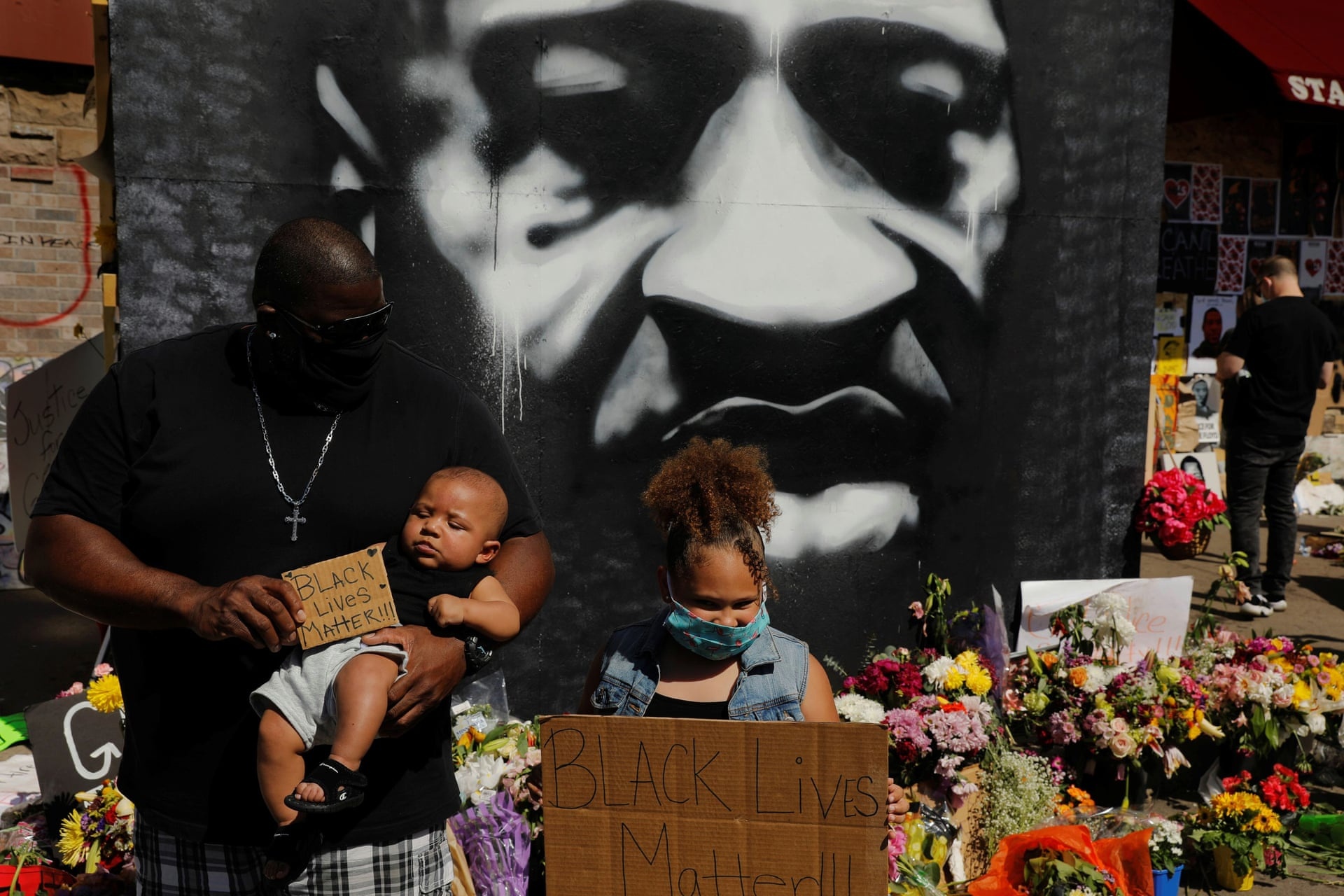 Duong pho the gioi tran ngap tranh tuong ve George Floyd. anh 1