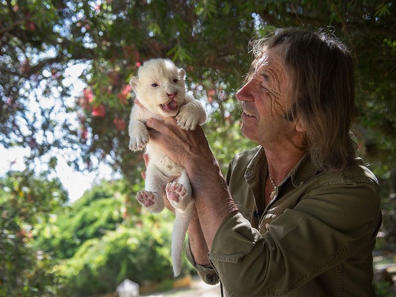 Su tu trang dau tien chao doi o Tay Ban Nha anh 8