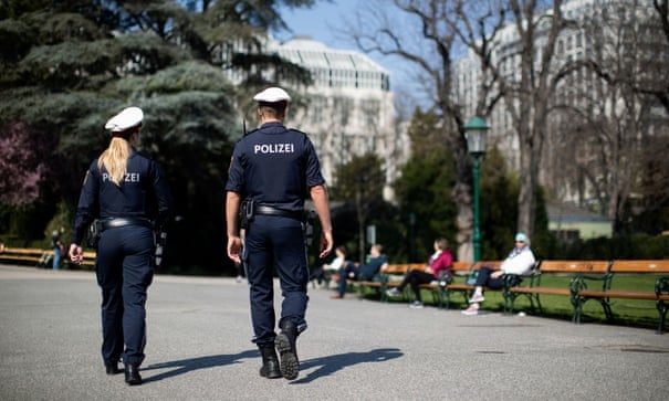 Nguoi dan ong Ao bi phat 500 euro vi xi hoi truoc mat canh sat hinh anh