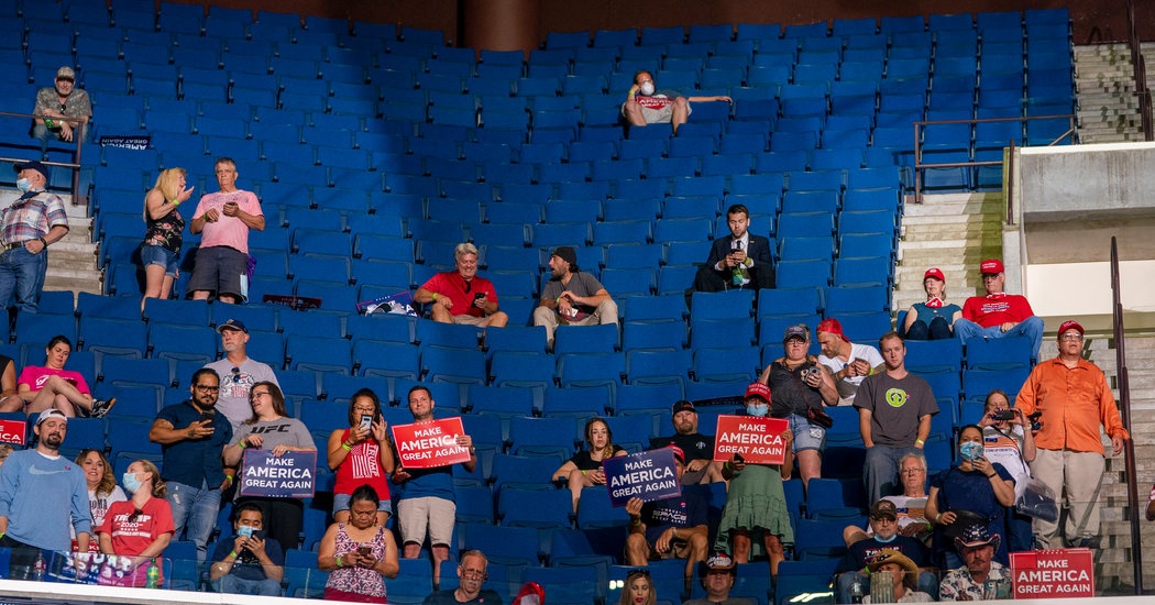 Khan dai trong, ai nu cua TT Trump phat cau voi quan ly chien dich hinh anh