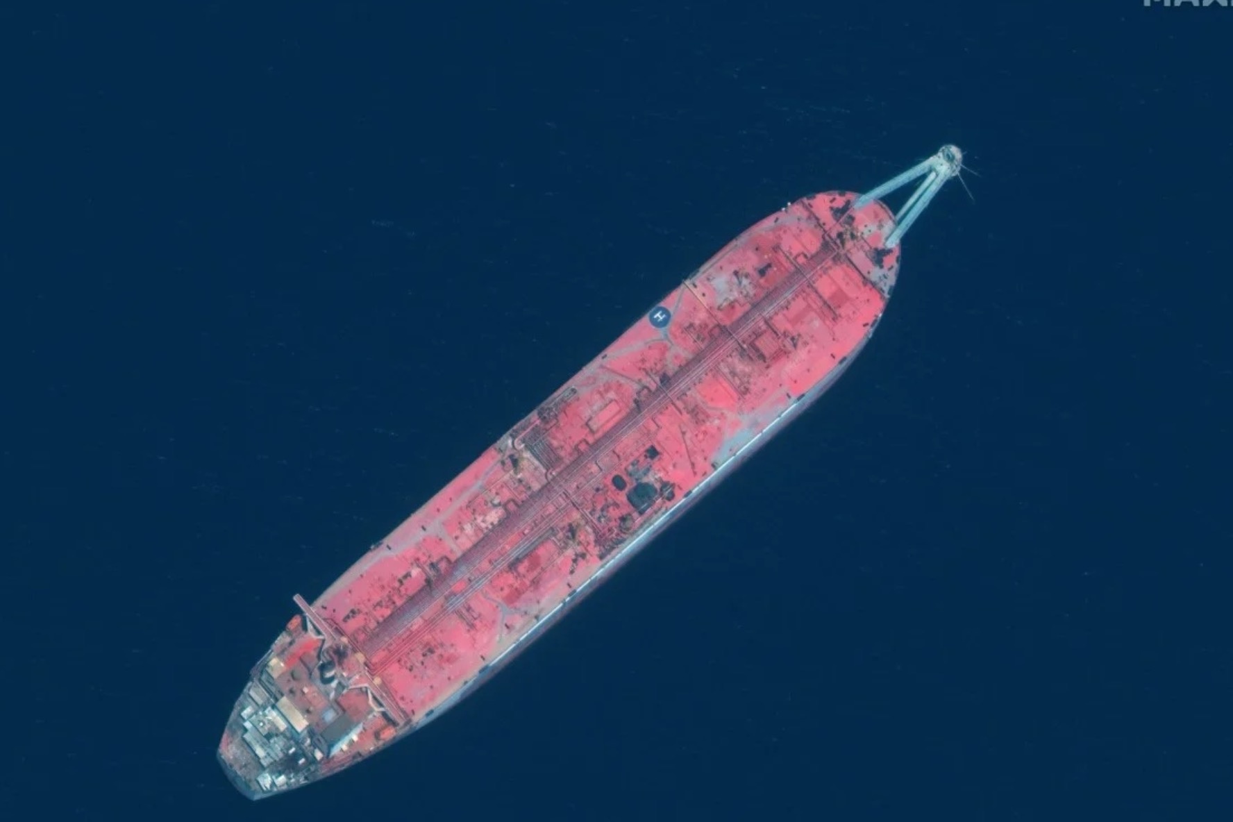 'Qua bom chuc no' - 150.000 tan dau sap chim ngoai khoi Yemen hinh anh