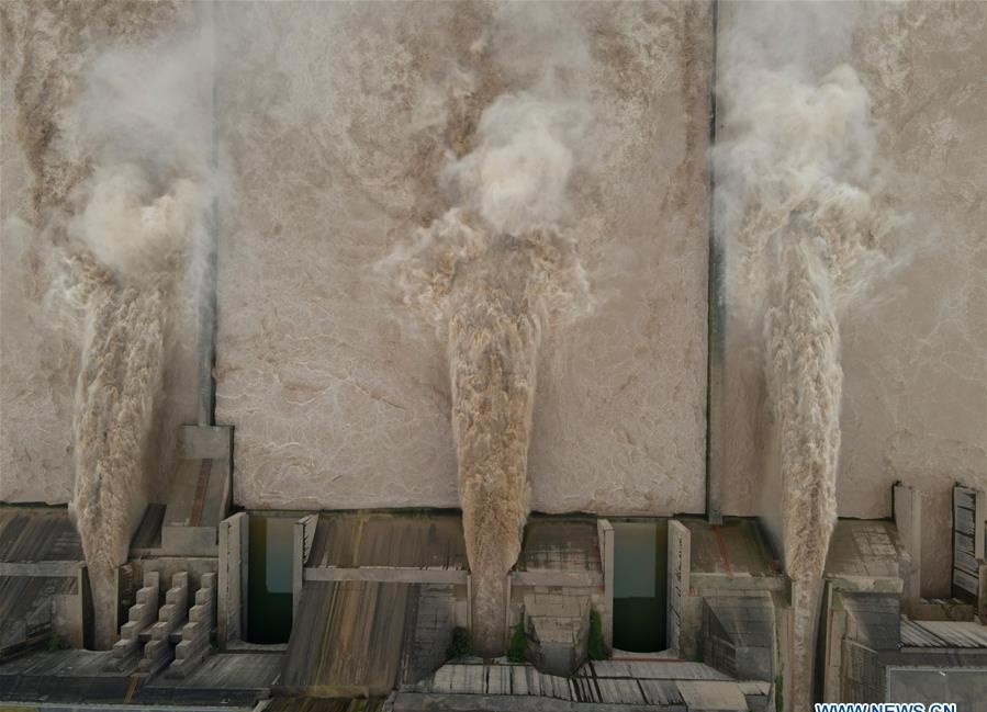 Dap lon thu 2 Trung Quoc xa lu 19 ngay lien tiep hinh anh