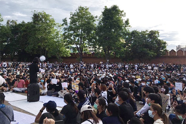 Bieu tinh chong chinh phu Thai Lan lan ra o Chiang Mai va Ubon hinh anh