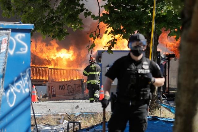 Bao dong tai bieu tinh o Seattle, 21 canh sat bi thuong hinh anh