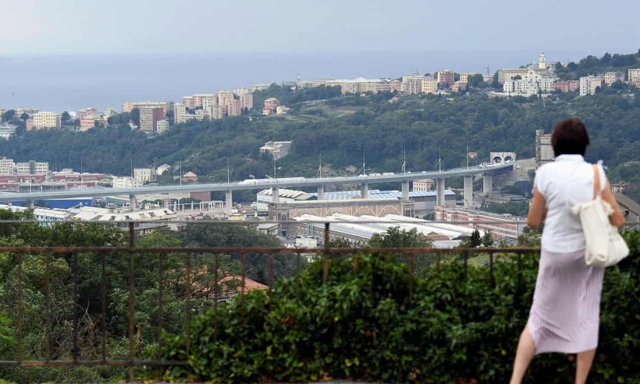 Gia dinh nan nhan vu sap cau Italy noi gian vi le khanh thanh cau moi hinh anh