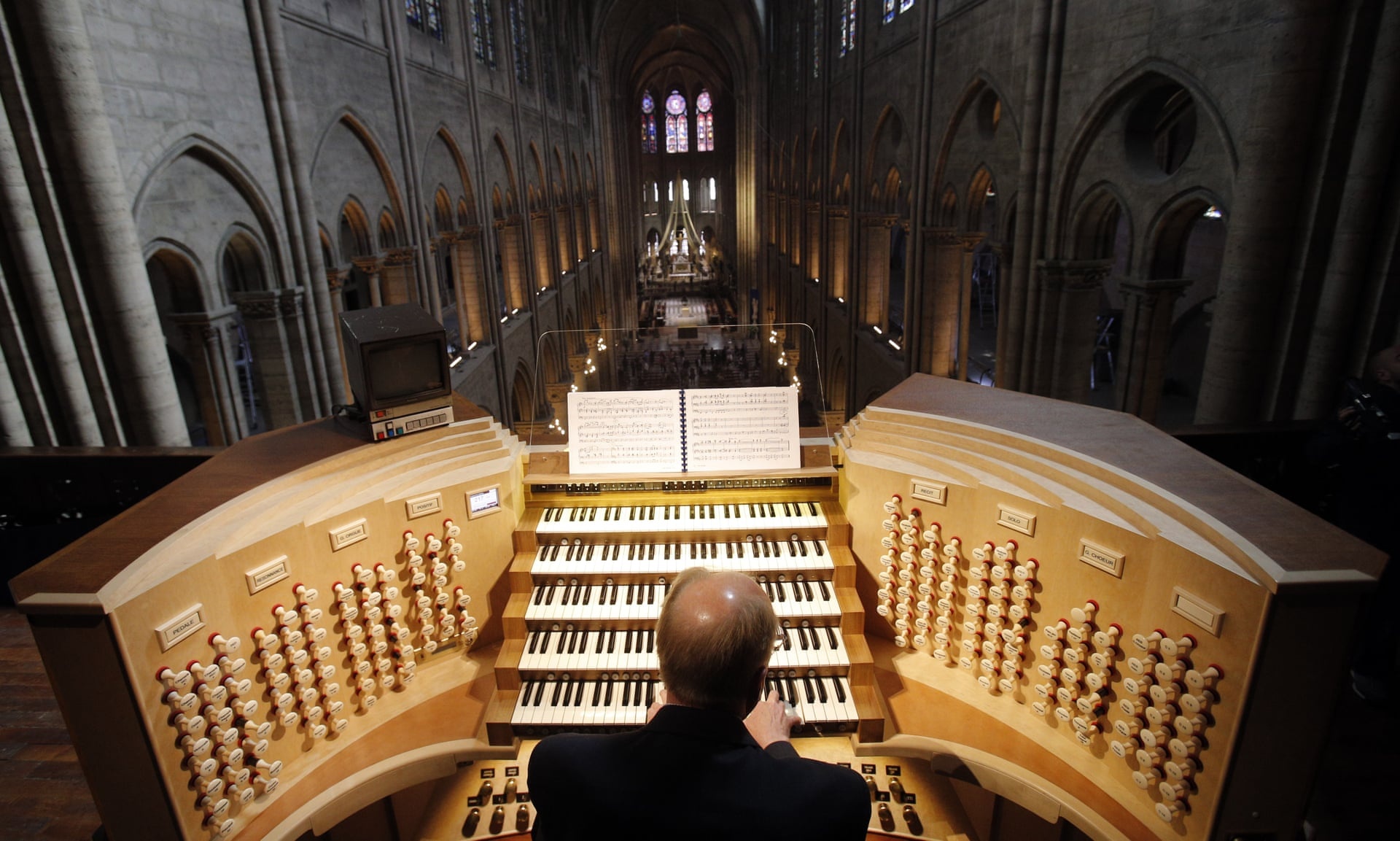 Cay dai phong cam cua Nha tho Duc Ba Paris bat dau duoc thao do hinh anh