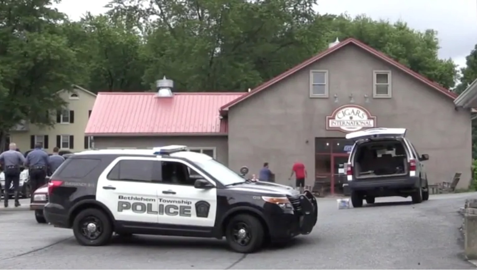 Nguoi dan ong o My tu choi deo khau trang, rut sung ban nhan vien tiem hinh anh