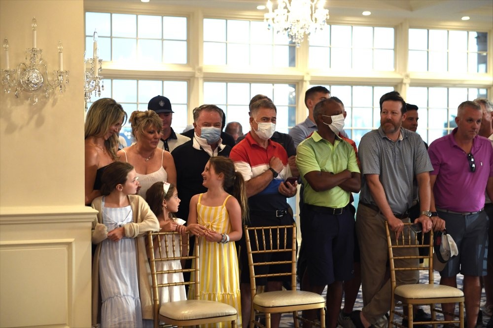 Bai phat bieu bat ngo cua Tong thong Trump o cau lac bo golf hinh anh