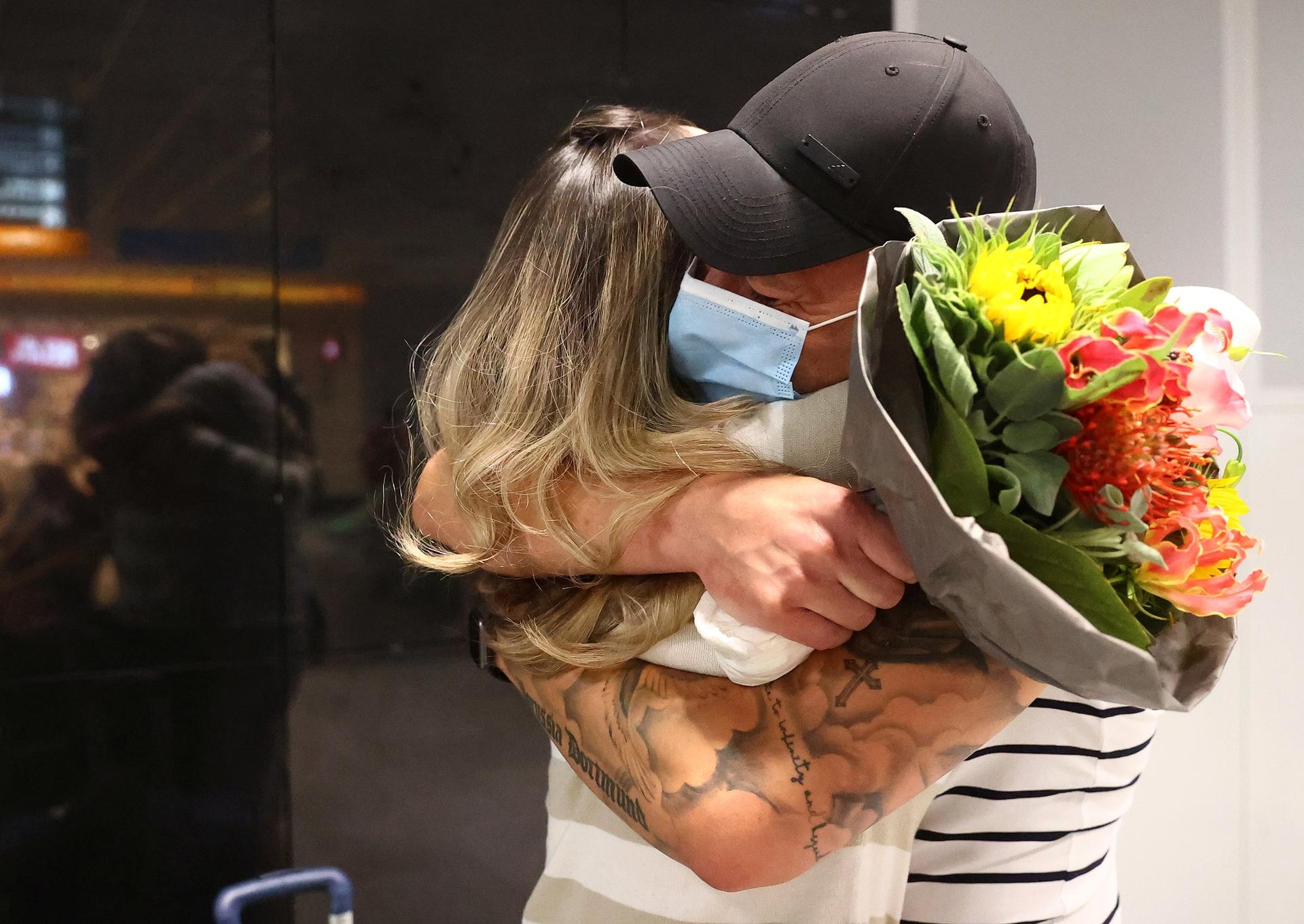 Mat nua nam cho doi va nui giay to cho cai om giua dich hinh anh