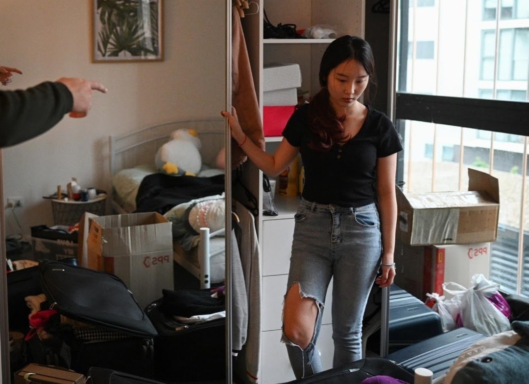 Giua dich, du hoc sinh Trung Quoc o Australia xach vali ve nuoc hinh anh