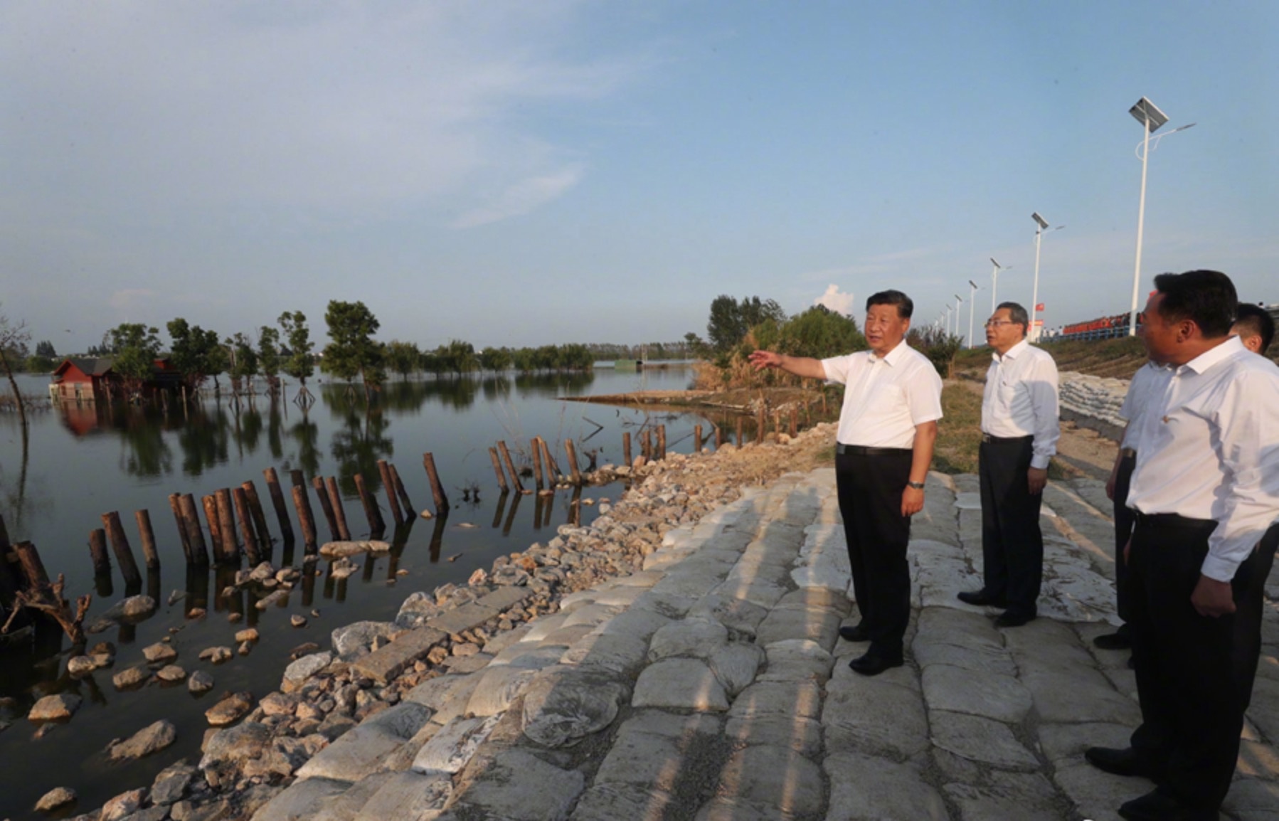 Chu tich Tap Can Binh thi sat mua lu anh 1