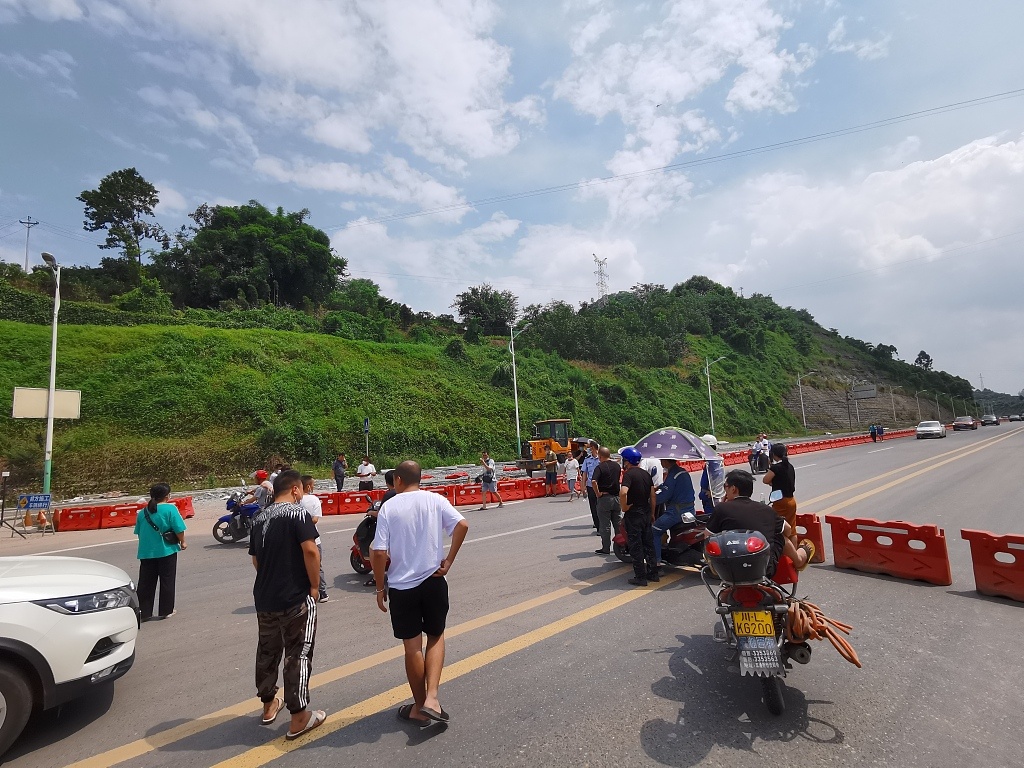 Ro ri khi doc o Lac Son,  Tu Xuyen anh 1