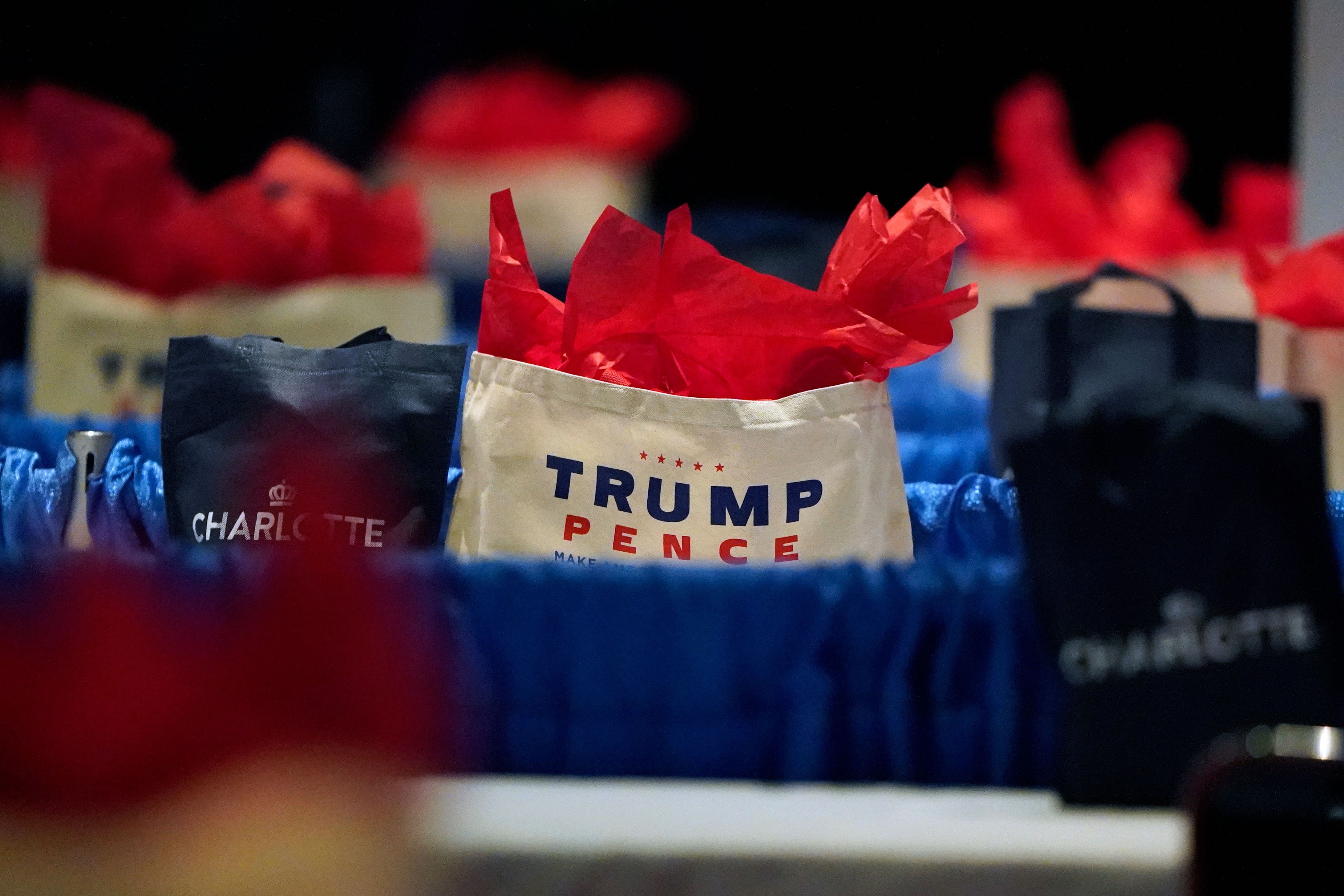 4 nguoi duong tinh Covid-19 tai hoi nghi dang Cong hoa anh 1