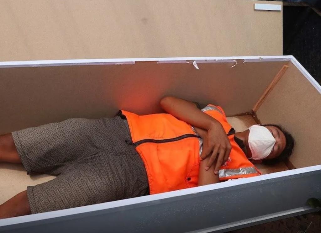 Bi phat nam trong quan tai vi khong deo khau trang o Jakarta hinh anh