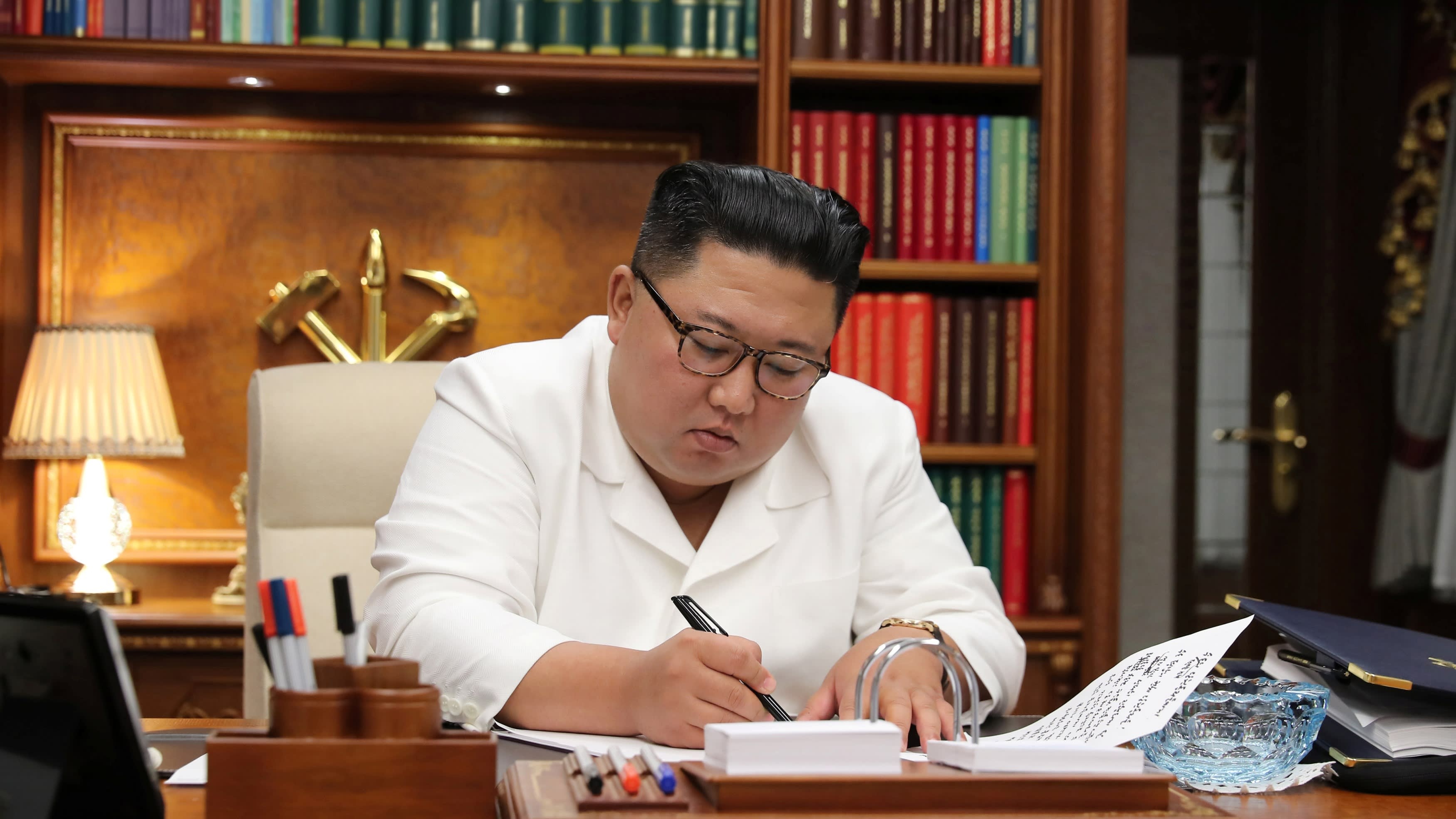 Su im lang noi Trieu Tien truoc tuyen bo tu chuc cua ong Abe hinh anh