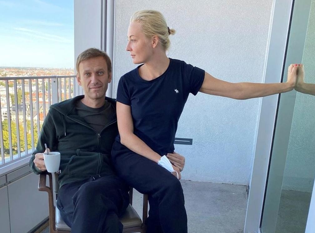 Ong Navalny muon nhan lai quan ao de xet nghiem hinh anh