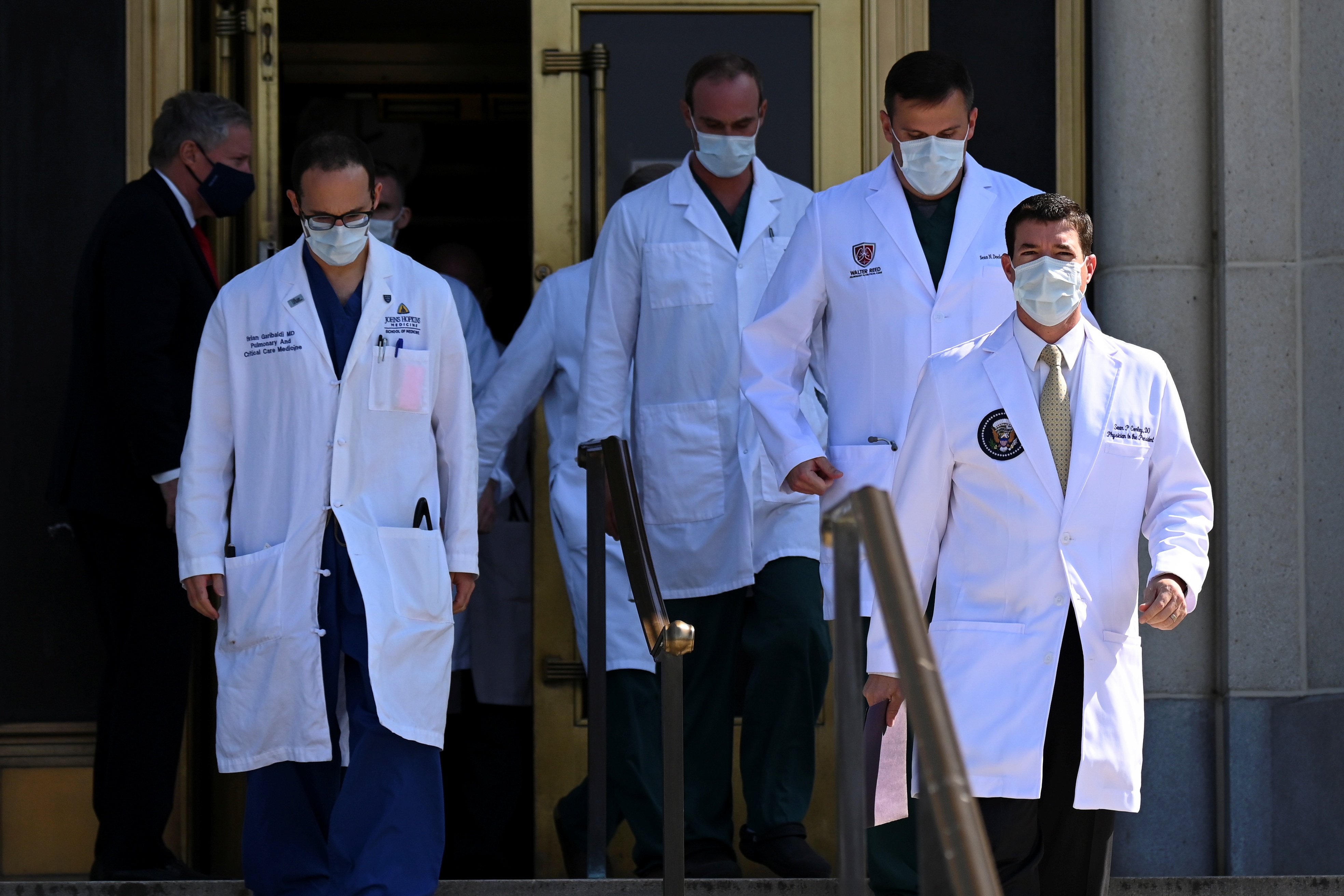 Tong thong Trump lai bi tut oxy dot ngot hinh anh