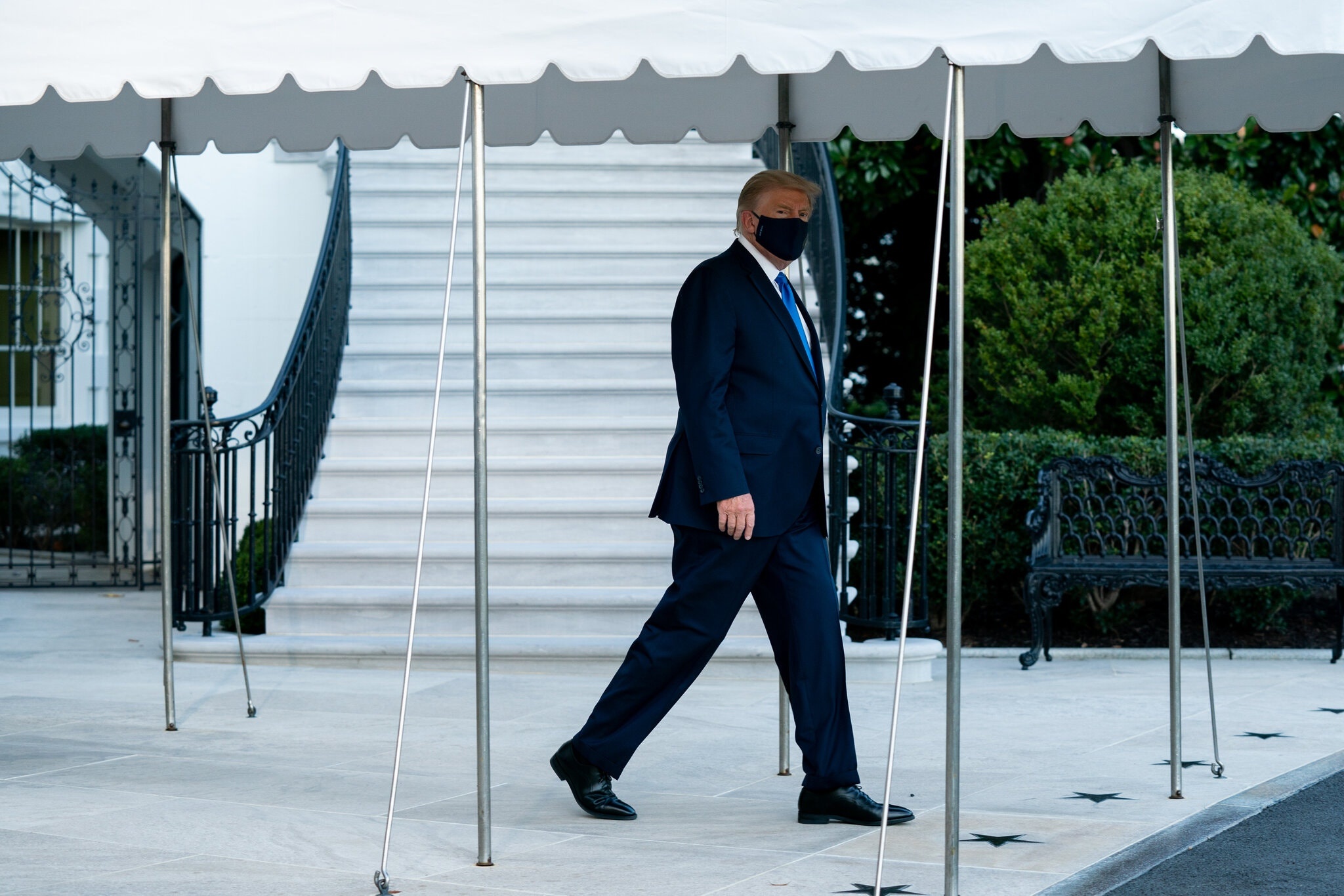 Ong Trump duoc ke thuoc chuyen tri benh nhan mac Covid-19 nang hinh anh