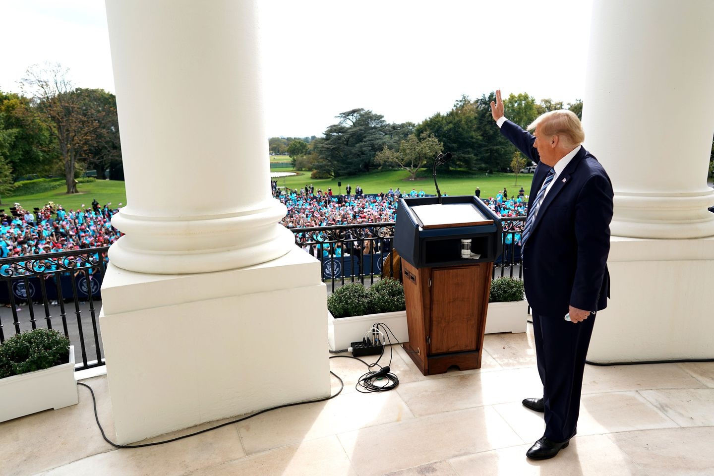 Ong Trump mac ao sieu nhan anh 1