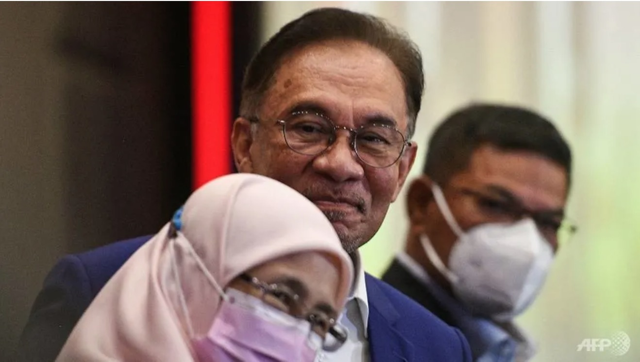 Thu linh doi lap Malaysia bi tham van vi nghi lat do chinh phu hinh anh